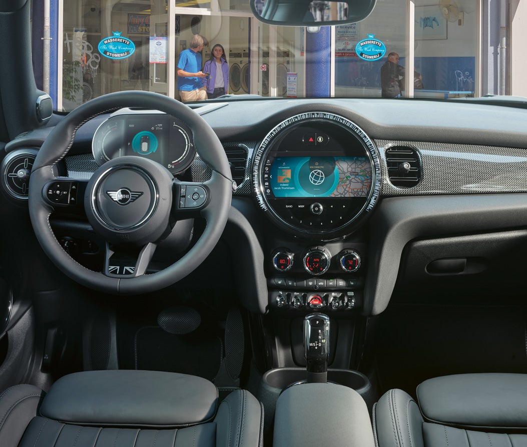 Una vista del volante, salpicadero y radio actualizados del MINI Hardtop.